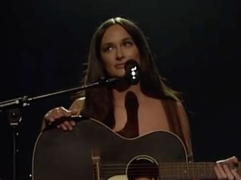 nude singers|Kacey Musgraves is the first musician to ever perform fully nude。